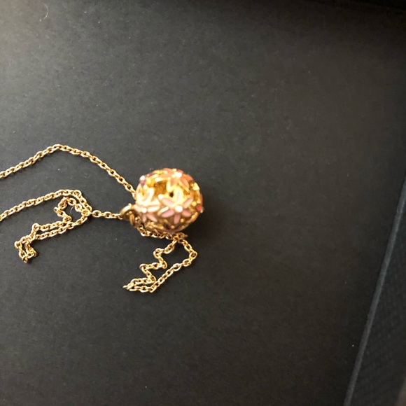 *SOLD* Kate Spade - Daisy Flower Ball Necklace πΈ - Picture 3 of 6